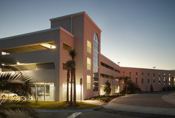 Exterior of 佛罗里达 State College Parking Garage